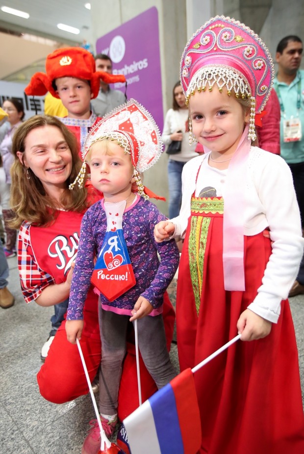 전통복장 입고 대표팀 기다리는 러시아 어린이들