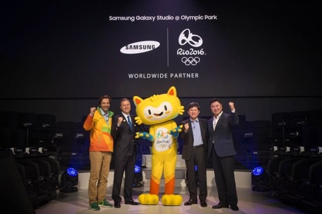 삼성전자가 2일(현지시간) 브라질 리우데자네이루 올림픽 파크에서 최신 갤럭시 스마트폰과 가상현실VR 기기를 체험할 수 있는 ‘갤럭시 스튜디오’ 개관식을 진행했다./ 제공 삼성전자