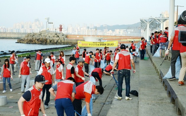 부산은행 봉사단, 민락수변공원 청소, 해운대 해수욕장 가두 캠페인 실시 