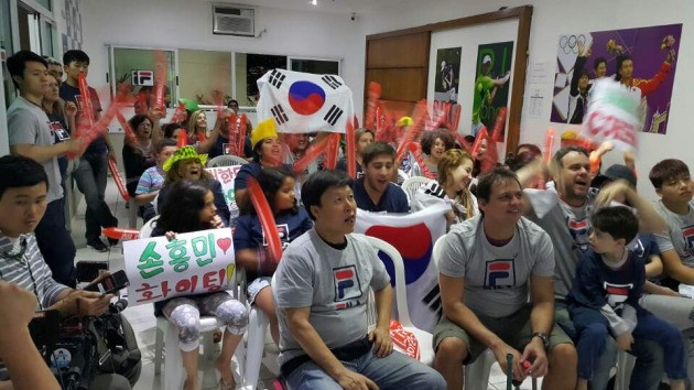 브라질 한국 교민들과 한국을 사랑하는 현지인들이 13일(현지시간) 살바도르의 한 아파트 휴게실에 모여 남자축구대표팀의 4강진출을 열광적으로 응원했다.하지만 한국은 남미의 복병 온두라스에 0대1로 덜미가 잡히면서 4강 진출이 좌절됐다. 리루데자네이루 이관우기자 leebro2@hankyung.com