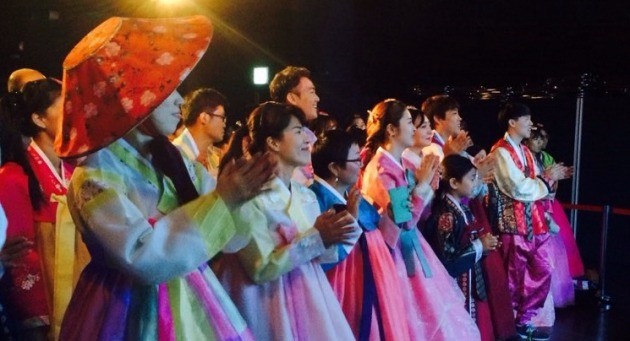 15일 서울 마포구 홍대 라이브클럽 롤링홀에서 열린 '스타한복 페스타' 행사에서 외국인 참가자들이 한복을 차려입고 공연을 관람하고 있다. / 프리미엄패스인터내셔널 제공. 