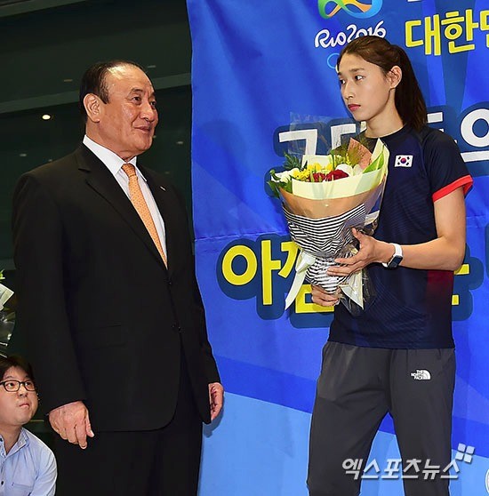 서병문 배구협회 회장에게 받는 꽃다발을 받는 김연경. 엑스포츠 제공