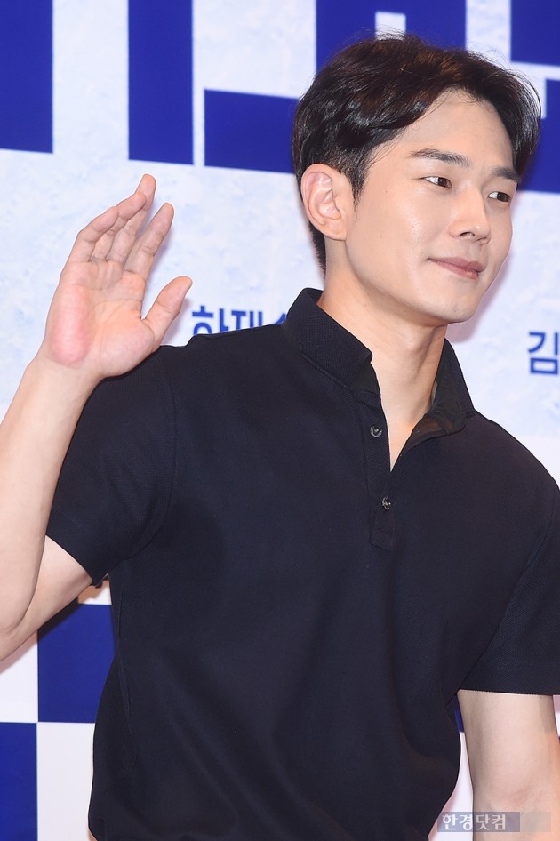 [HEI포토] 온주완, '시크한 손인사'