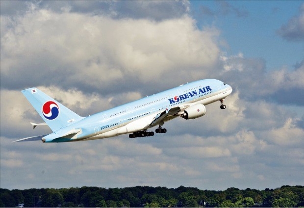 대한항공이 보유한 ‘하늘 위의 호텔’로 불리는 항공기인 A380이 이륙하고 있다.  