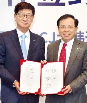 박근태 CJ대한통운 대표(왼쪽)는 리둥성 TCL그룹 회장과 지난 1일 중국 선전에서 물류 합작법인 설립 계약을 체결했다. CJ대한통운 제공