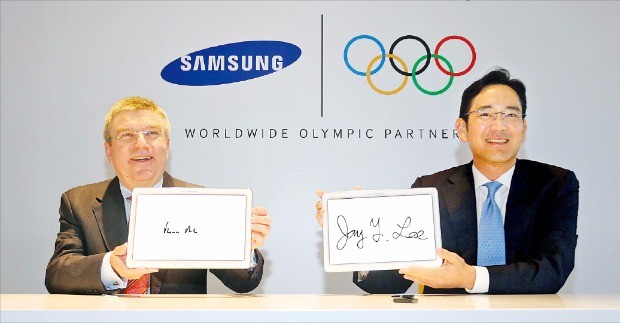 이재용 삼성전자 부회장(오른쪽)과 토마스 바흐 국제올림픽위원회(IOC) 위원장이 2014년 8월 중국 난징에서 삼성전자의 올림픽 후원을 연장하는 계약(~2020년까지)을 맺었다. 삼성전자 제공
 