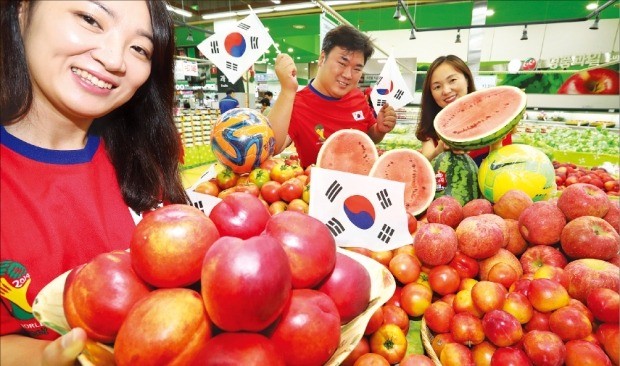 붉은 과일 먹고 한국팀 응원