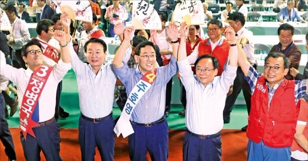 새누리당 당 대표 후보들이 3일 전북 전주 화산체육관에서 열린 ‘후보자 호남권 합동연설회’에서 손을 잡고 인사하고 있다. 왼쪽부터 정병국, 한선교, 주호영, 이주영, 이정현 후보. 연합뉴스