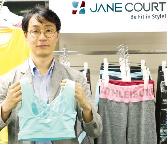 박용준 튤립코리아 대표가 여성용 애슬레저 브랜드인 ‘제인코트’ 제품을 들어보이고 있다. 김정은 기자