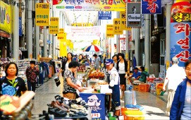 울산 중구 중앙전통시장이 손님들로 북적이고 있다. 울산 중구 제공