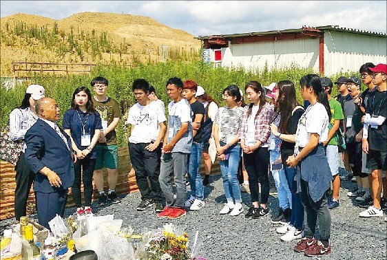 한·일 고교생들이 미나미산리쿠 쓰나미 피해 현장에서 묵념을 하고 있다.  