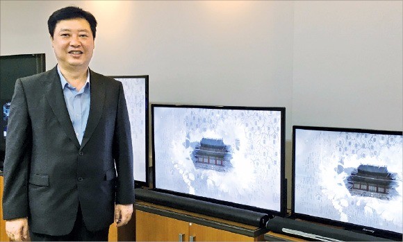 김현석 씨마디지텍 대표가 자사 LED TV의 장점을 설명하고 있다. 안재광 기자 