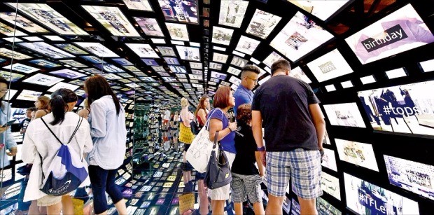 미국 뉴욕 맨해튼에 있는 삼성전자 마케팅 전시관 ‘삼성 837센터’에 마련된 터널형 체험공간 ‘소셜 갤럭시’. 삼성전자의 모바일기기 수백대를 활용해 관람객이 올린 사진과 게시물을 보여준다. 삼성전자 제공