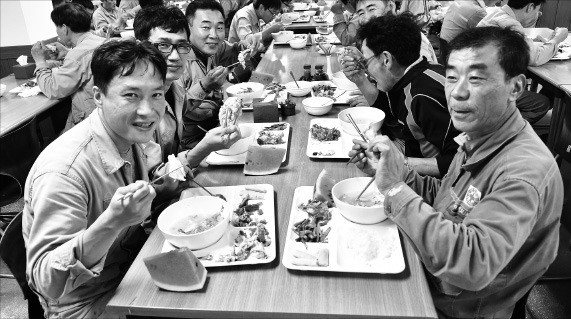 현대미포조선 직원들이 8일 울산 본사 식당에서 삼계탕과 수박 등으로 점심식사를 하고 있다. 현대미포조선 제공