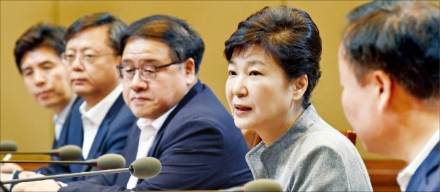박근혜 대통령이 8일 청와대에서 수석비서관회의를 주재하고 있다. 강은구 기자 egkang@hankyung.com
