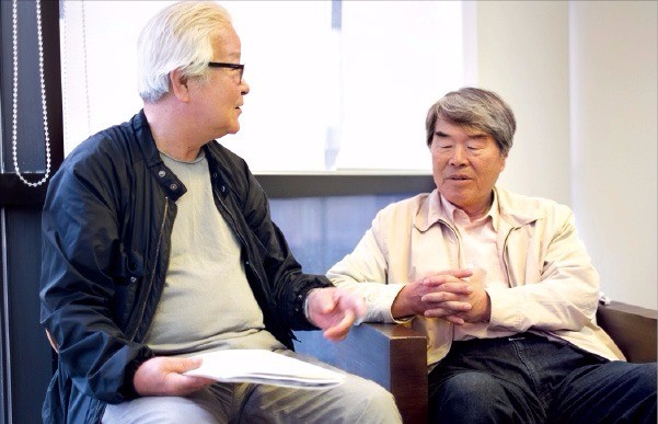 도예가 윤광조 씨(왼쪽)와 추상화가 오수환 씨가 서울 인사동 가나아트센터 전시장 응접실에서 이야기를 나누고 있다.  