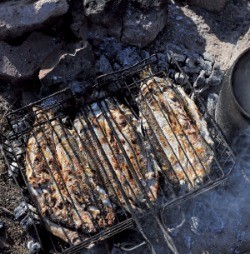 바이칼의 대표 생선인 오무리를 굽는 모습