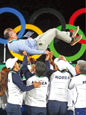 한국 양궁 대표팀 선수들이 13일(한국시간) 리우데자네이루 삼보드로무 경기장에서 정의선 대한양궁협회 회장 을 헹가래치고 있다. 연합뉴스