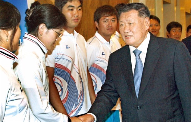 정몽구 현대자동차그룹 회장(오른쪽)이 2008년 베이징올림픽 직후 열린 ‘양궁인의 밤’ 행사에서 여자 단체전 금메달리스트인 박성현 선수와 악수하고 있다. 현대차그룹 제공