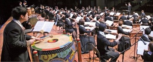 국립국악원 창작악단이 국악관현악 협주곡을 연주하고 있다. 국립국악원 제공