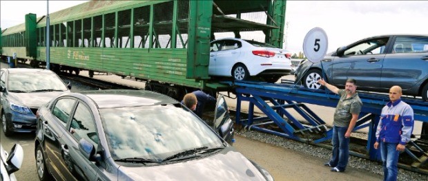 글로비스 직원들이 지난 12일 러시아 벨로스트로프역에서 열차에 자동차를 싣고 있다. 김순신 기자 