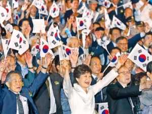 [박 대통령, 광복절 경축사] 박 대통령 '헬조선' 풍조 비판…"'할 수 있다' 긍정정신 되살려야"