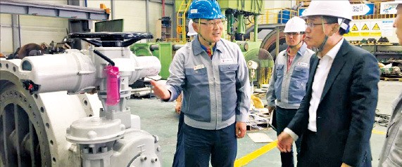 김진형 부산지방중소기업청장(오른쪽)이 부산 화정동 시퍼스파이프라인 공장을 방문해 ‘나비 밸브’에 대해 설명을 듣고 있다. 부산지방중소기업청 제공