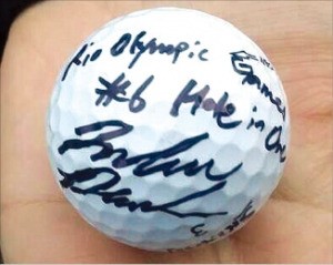 < “갖고 싶어라!” > 박인비가 16일(한국시간) 바하올림픽GC에서 열린 연습 라운드 6번 홀(파3)에서 홀인원을 기록한 뒤 이를 기념해 골프공에 자필 서명을 했다. 연합뉴스