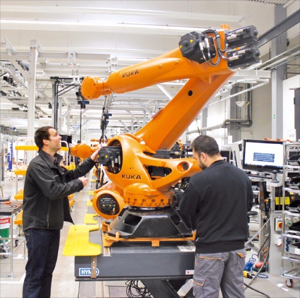 독일 아우크스부르크에 있는 쿠카로보틱스의 산업용 로봇 생산공정. 이들 로봇은 ‘인더스트리 4.0’을 구현하는 핵심 장비다. 