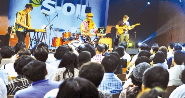 지난달 27일 서울 공덕동 에쓰오일 본사 사옥에서 열린 ‘인디 록 페스티벌’에서 인디밴드 ‘나잠 수와 빅웨이브즈’가 노래를 부르고 있다. 에쓰오일  제공 