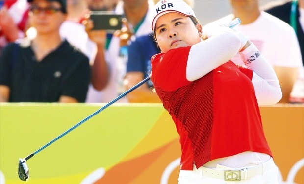 < 힘찬 티샷 > 박인비가 리우 바하의 올림픽골프코스 에서 지난 17일 열린 여자골프 1라운드 1번홀에서 티샷을 하고 있다. 연합뉴스