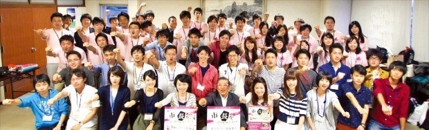 후쿠이현 사바에시가 2008년 일본 전역의 대학생을 대상으로 주최한 지역활성화 아이디어 콘테스트 ‘시장(市長)이 돼보지 않겠습니까?’에서 서류심사와 면접을 통해 ‘시장’으로 뽑힌 학생들. 이들은 사바에에서 합숙하며 다양한 도시 활성화 정책 아이디어를 내놨다. 황소자리 제공