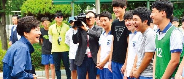 박근혜 대통령이 18일 인천 주안동에 있는 인천기계공업고등학교를 방문해 밝은 표정으로 학생들과 얘기하고 있다. 강은구 기자 egkang@hankyung.com
