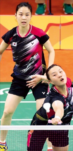 정경은(왼쪽)-신승찬 조가 18일 배드민턴 여자복식 동메달 결정전에서 분전하고 있다. 연합뉴스