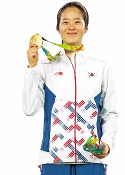 오혜리가 20일(한국시간) 브라질 리우데자네이루 올림픽 여자태권도 67㎏ 결승에서 우승한 뒤 금메달을 들
어 보이고 있다. 연합뉴스