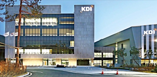 정부세종청사에서 차로 10분가량 떨어져 있는 한국개발연구원(KDI) 본관. KDI의 세종시 이전을 전후로 핵심 연구인력 상당수가 대학과 민간 기업으로 떠났다. 한경DB 