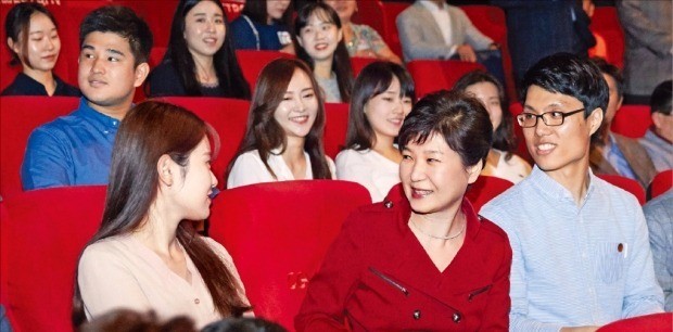 박근혜 대통령이 지난 20일 서울 용산 CGV 영화관에서 ‘인천상륙작전’을 관람하기 전 일반 관람객과 얘기하고 있다. 청와대 제공