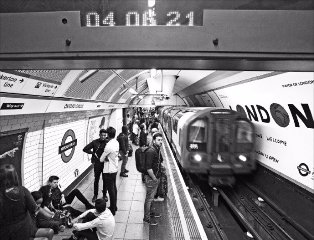 런던 지하철, 주말 24시간 운행 시작