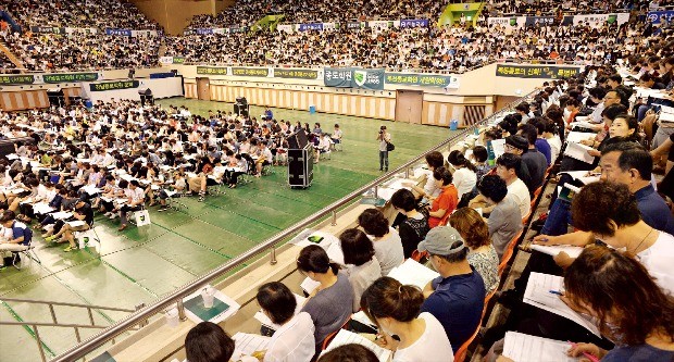 대입수시지원설명회가 지난 17일 서울 성동구 한양대학교 체육관에서 열렸다. 종로학원이 주최한 이 행사에는 학생과 학부형 5000여명이 참석했다. 신경훈 기자 khshin@hankyung.com 