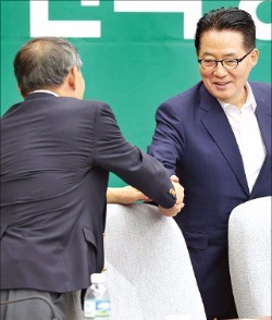 의원총회 시작 전에 악수하는 박지원 국민의당 비상대책위원장(오른쪽)과 황주홍 의원. 연합뉴스 