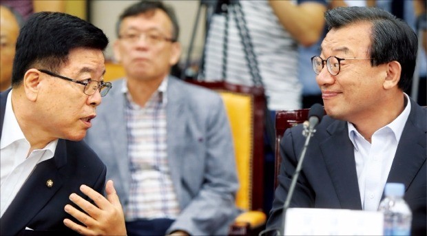 23일 전북도청에서 열린 ‘새누리당 전북·광주·전남 예산정책협의회’에서 이정현 대표(오른쪽)와 김광림 정책위원회 의장이 얘기하고 있다. 연합뉴스