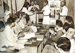 1951년 대구 향촌동 모나미다방에서 열린 이효상의 ‘바다’ 출판기념회. 대구문화재단  제공
 