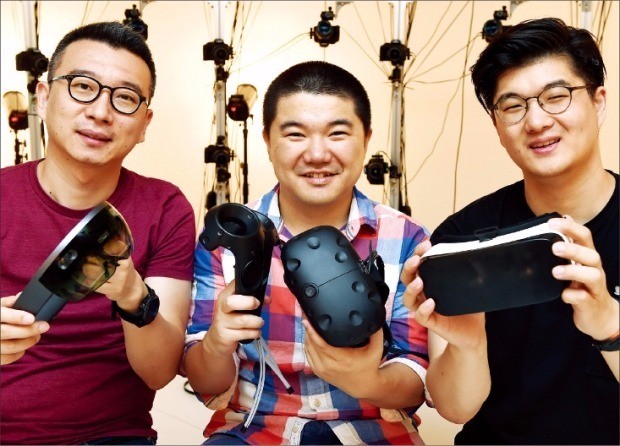 가상현실(VR)용 콘텐츠 개발 회사 리얼리티 리플렉션(RR)을 창업한 노정석 이사(왼쪽)가 손우람 대표(가운데), 김준수 이사와 함께 개발 중인 VR 캐릭터를 소개하고 있다. 허문찬 기자 sweat@hankyung.com