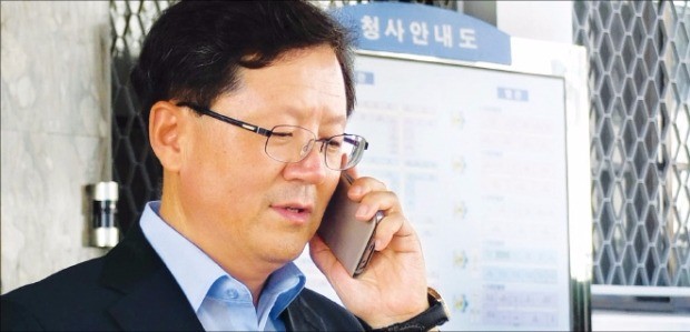 윤갑근 대구고등검찰청 검사장(52·사법연수원 19기)이 23일 특별수사팀장으로 임명된 뒤 휴대폰 통화를 하면서 청사를 나서고 있다. 연합뉴스