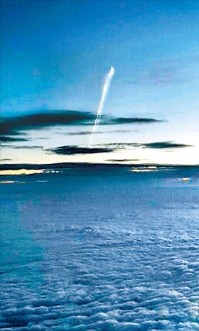 < 천안 상공 구름 위에서 찍은 도발 순간 > 북한이 24일 오전 5시30분께 동해상에서 잠수함발사 탄도미사일(SLBM) 한 발을 쐈다. 북한 SLBM으로 추정되는 물체가 구름을 뚫고 흰 연기를 뿜으며 거의 수직으로 비행하고 있다. 미사일 발사 때 충남 천안 9㎞ 상공을 비행 중이던 김재현 이스타항공 부기장이 이 장면을 포착해 사진을 찍었다. 그는 이 사진을 본지에 제보했다. 김재현 부기장 제공