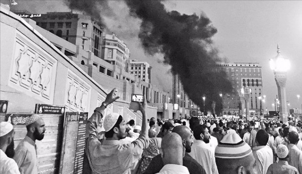 지난달 4일 사우디아라비아 메디나의 이슬람 성지 ‘예언자의 모스크’ 주차장에서 자살폭탄 테러가 발생해 보안요원 네 명이 숨졌다. AP연합뉴스 