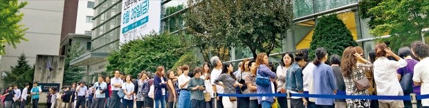 정부가 주택 공급 축소를 통한 가계빚 억제 방침을 내놓은 다음날인 26일 서울 장위1구역 모델하우스 앞에 예비청약자들이 길게 줄서 있다. 삼성물산 제공