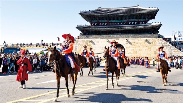 지난해 열린 수원화성 행차 퍼레이드 모습. 한경DB 