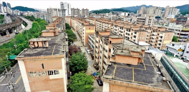 1974년 입주한 관악구 강남아파트. 뉴 스테이 438가구를 포함해 재건축이 이뤄진다. 한경DB 