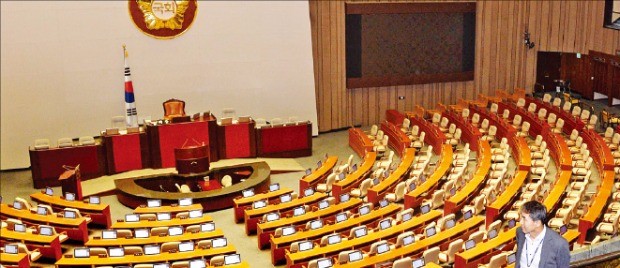 < 텅 빈 국회 > 국회의 추경안 처리가 무산된 지난 30일 한 방청객이 텅 빈 국회 본회의장을 바라보고 있다. 신경훈 기자 khshin@hankyung.com